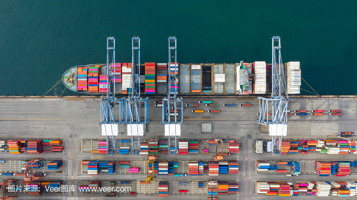 鸟瞰图集装箱船运载集装箱的进出口业务,国际集装箱船在公海上的物流运输,具有复制空间。